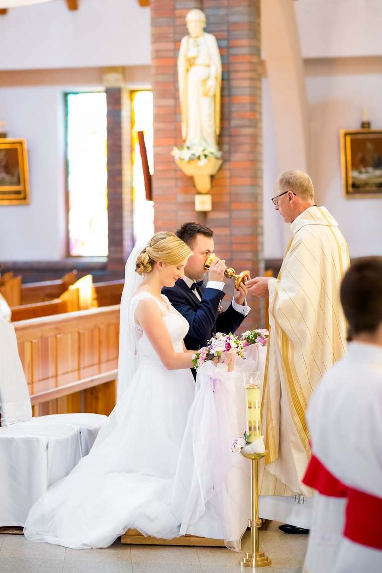 fotografia slubna slask, zdjecia slubne pszczyna, fotograf slubny pszczyna, zdjecia slubne slask, wesele markowy w pszczynie, slub w kosciele w jankowicach, zdjecia slubne katowice, dwoch fotografow na slub, fotografia slubna krakow, plener slubny w dniu slubu, sesja slubna w lesie