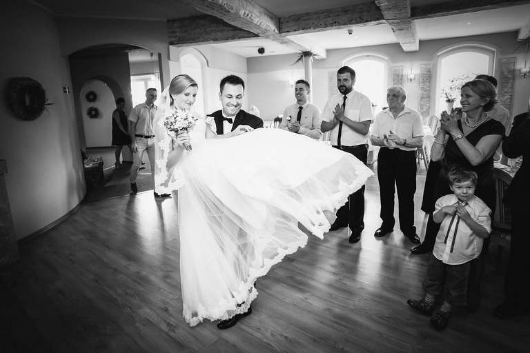 fotografia slubna slask, zdjecia slubne pszczyna, fotograf slubny pszczyna, zdjecia slubne slask, wesele markowy w pszczynie, slub w kosciele w jankowicach, zdjecia slubne katowice, dwoch fotografow na slub, fotografia slubna krakow, plener slubny w dniu slubu, sesja slubna w lesie