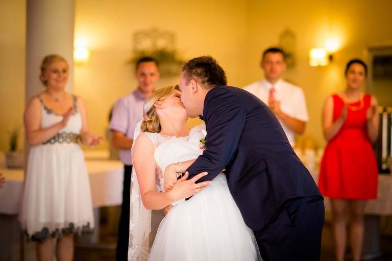 fotografia slubna slask, zdjecia slubne pszczyna, fotograf slubny pszczyna, zdjecia slubne slask, wesele markowy w pszczynie, slub w kosciele w jankowicach, zdjecia slubne katowice, dwoch fotografow na slub, fotografia slubna krakow, plener slubny w dniu slubu, sesja slubna w lesie