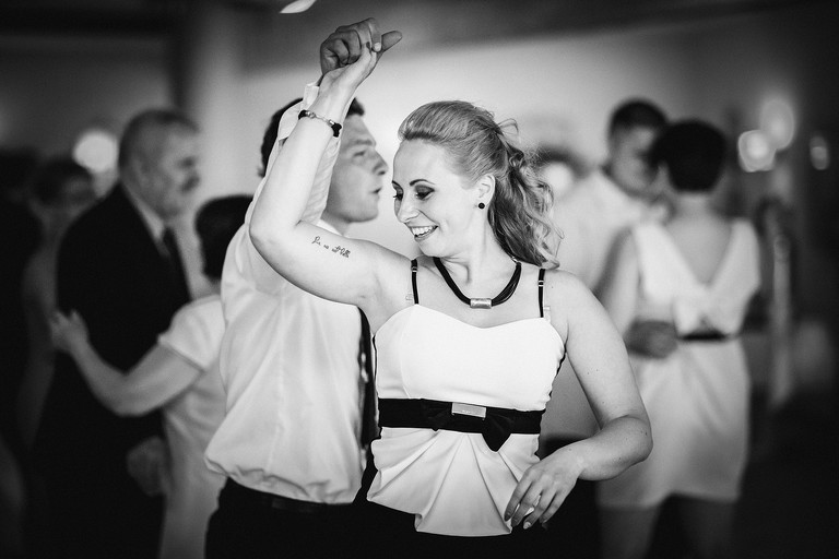 fotografia slubna slask, zdjecia slubne pszczyna, fotograf slubny pszczyna, zdjecia slubne slask, wesele markowy w pszczynie, slub w kosciele w jankowicach, zdjecia slubne katowice, dwoch fotografow na slub, fotografia slubna krakow, plener slubny w dniu slubu, sesja slubna w lesie