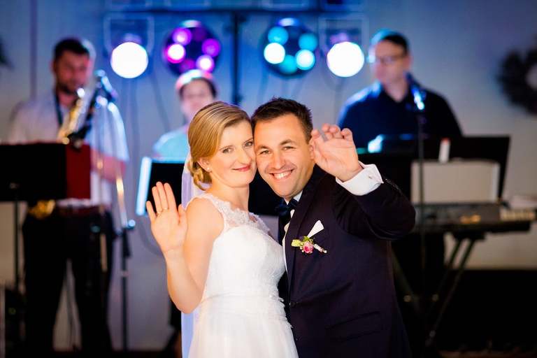 fotografia slubna slask, zdjecia slubne pszczyna, fotograf slubny pszczyna, zdjecia slubne slask, wesele markowy w pszczynie, slub w kosciele w jankowicach, zdjecia slubne katowice, dwoch fotografow na slub, fotografia slubna krakow, plener slubny w dniu slubu, sesja slubna w lesie