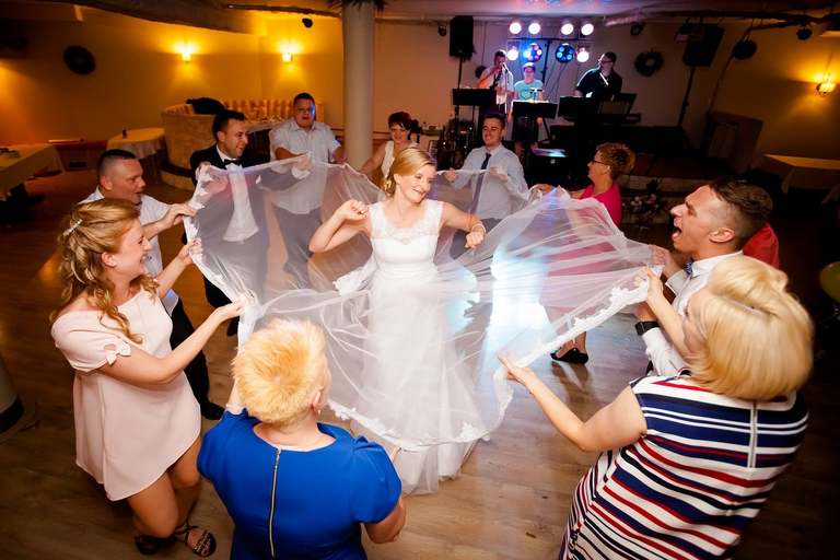 fotografia slubna slask, zdjecia slubne pszczyna, fotograf slubny pszczyna, zdjecia slubne slask, wesele markowy w pszczynie, slub w kosciele w jankowicach, zdjecia slubne katowice, dwoch fotografow na slub, fotografia slubna krakow, plener slubny w dniu slubu, sesja slubna w lesie