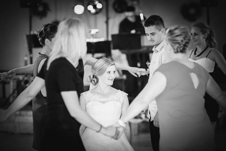 fotografia slubna slask, zdjecia slubne pszczyna, fotograf slubny pszczyna, zdjecia slubne slask, wesele markowy w pszczynie, slub w kosciele w jankowicach, zdjecia slubne katowice, dwoch fotografow na slub, fotografia slubna krakow, plener slubny w dniu slubu, sesja slubna w lesie