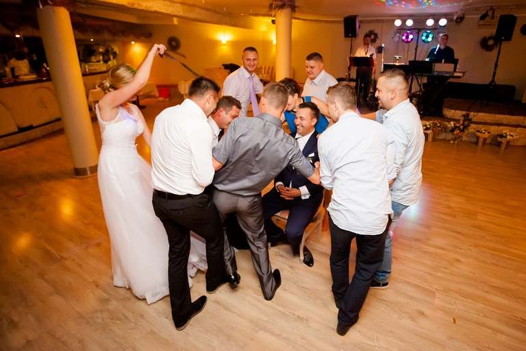 fotografia slubna slask, zdjecia slubne pszczyna, fotograf slubny pszczyna, zdjecia slubne slask, wesele markowy w pszczynie, slub w kosciele w jankowicach, zdjecia slubne katowice, dwoch fotografow na slub, fotografia slubna krakow, plener slubny w dniu slubu, sesja slubna w lesie