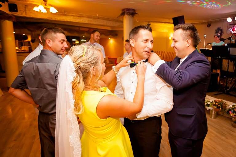 fotografia slubna slask, zdjecia slubne pszczyna, fotograf slubny pszczyna, zdjecia slubne slask, wesele markowy w pszczynie, slub w kosciele w jankowicach, zdjecia slubne katowice, dwoch fotografow na slub, fotografia slubna krakow, plener slubny w dniu slubu, sesja slubna w lesie