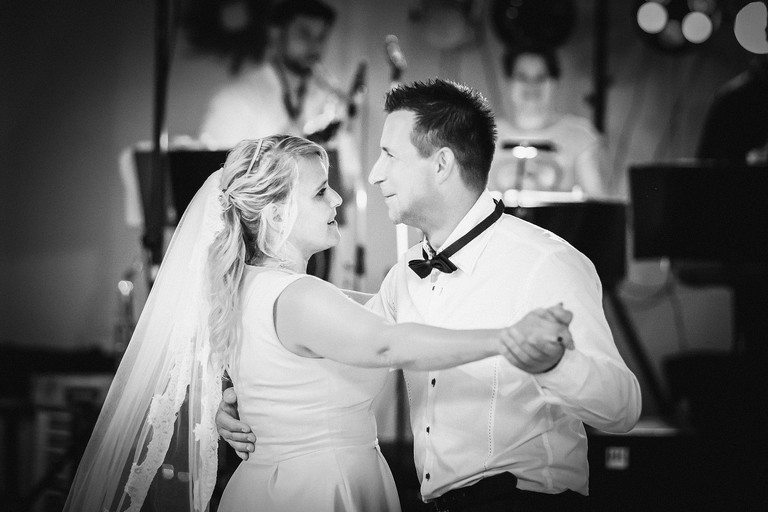 fotografia slubna slask, zdjecia slubne pszczyna, fotograf slubny pszczyna, zdjecia slubne slask, wesele markowy w pszczynie, slub w kosciele w jankowicach, zdjecia slubne katowice, dwoch fotografow na slub, fotografia slubna krakow, plener slubny w dniu slubu, sesja slubna w lesie