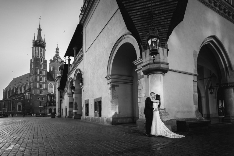 plener slubny na rynku w krakowie, fotograf na slub krakow, fotografia slubna krakow, zdjecia slubne krakow, fotograf slubny krakow, fotograf weselny krakow, zdjecia slubne slask, fotografia slubna slask, fotograf na slub slask, sesja slubna na krakowskim rynku, sesja slubna o swicie, zdjecia slubne bielsko, fotografia slubna bielsko, zdjecia slubne wadowice, fotografia slubna wadowice, plener slubny o swicie, dwoch fotografow na slub, zdjecia slubne cieszyn, sesja slubna na wawelu, plener slubny wawel, fotografia slubna cieszyn