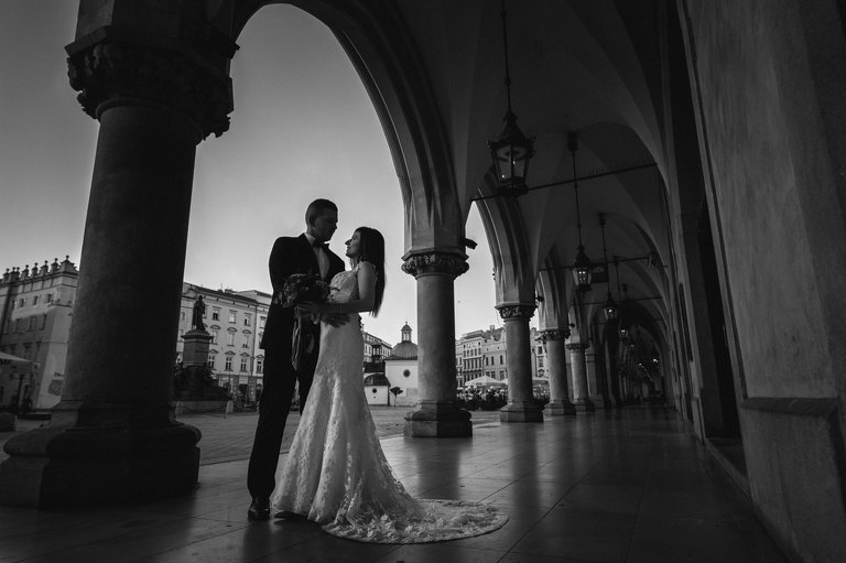 plener slubny na rynku w krakowie, fotograf na slub krakow, fotografia slubna krakow, zdjecia slubne krakow, fotograf slubny krakow, fotograf weselny krakow, zdjecia slubne slask, fotografia slubna slask, fotograf na slub slask, sesja slubna na krakowskim rynku, sesja slubna o swicie, zdjecia slubne bielsko, fotografia slubna bielsko, zdjecia slubne wadowice, fotografia slubna wadowice, plener slubny o swicie, dwoch fotografow na slub, zdjecia slubne cieszyn, sesja slubna na wawelu, plener slubny wawel, fotografia slubna cieszyn
