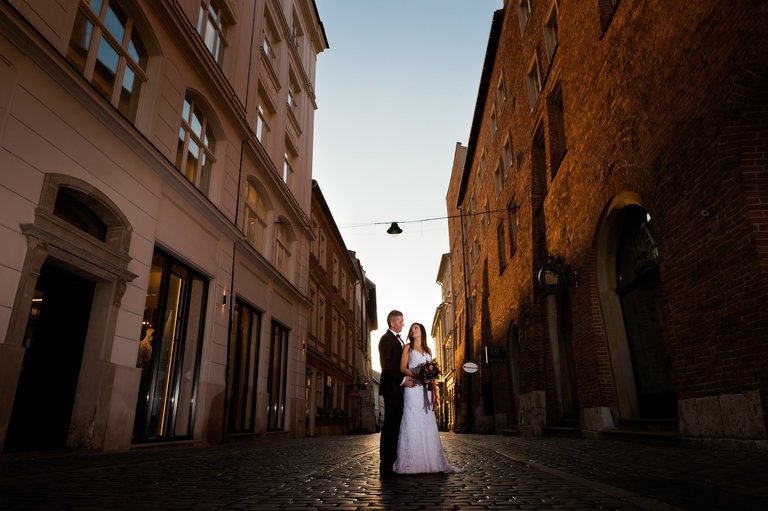 plener slubny na rynku w krakowie, fotograf na slub krakow, fotografia slubna krakow, zdjecia slubne krakow, fotograf slubny krakow, fotograf weselny krakow, zdjecia slubne slask, fotografia slubna slask, fotograf na slub slask, sesja slubna na krakowskim rynku, sesja slubna o swicie, zdjecia slubne bielsko, fotografia slubna bielsko, zdjecia slubne wadowice, fotografia slubna wadowice, plener slubny o swicie, dwoch fotografow na slub, zdjecia slubne cieszyn, sesja slubna na wawelu, plener slubny wawel, fotografia slubna cieszyn
