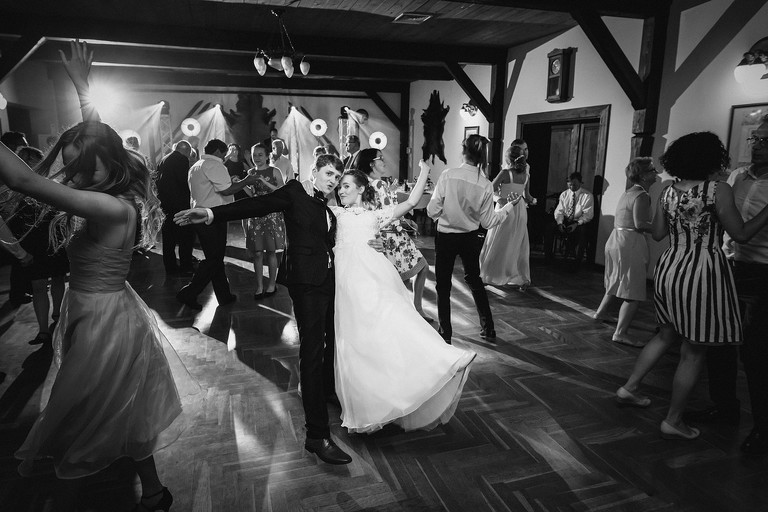 fotografia slubna, fotografia slubna krakow, zdjecia slubne krakow, fotograf slubny krakow, fotograf na wesele krakow, slub w klasztorze dominikanow krakow, slub dominikanie krakow, folwark zalesie, wesele w folwarku zalesie, najlepsze zdjecia slubne, fotografia slubna slask, zdjecia slubne slask, fotografia slubna wieliczka, zdjecia slubne wieliczka, oryginalne zdjecia z druhnami, zdjecia grupowe druzbowie, zdjecia slubne bielsko, fotograf slubny bielsko, www.magiaobrazu.com, zdjecia slubne bielsko, fotografia slubna slask, fotograf cieszyn, zdjecia slubne cieszyn