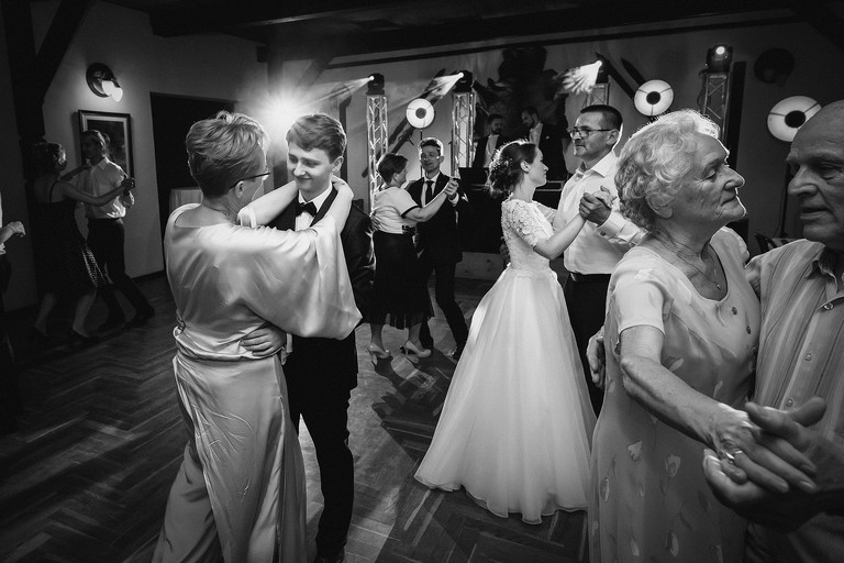 fotografia slubna, fotografia slubna krakow, zdjecia slubne krakow, fotograf slubny krakow, fotograf na wesele krakow, slub w klasztorze dominikanow krakow, slub dominikanie krakow, folwark zalesie, wesele w folwarku zalesie, najlepsze zdjecia slubne, fotografia slubna slask, zdjecia slubne slask, fotografia slubna wieliczka, zdjecia slubne wieliczka, oryginalne zdjecia z druhnami, zdjecia grupowe druzbowie, zdjecia slubne bielsko, fotograf slubny bielsko, www.magiaobrazu.com, zdjecia slubne bielsko, fotografia slubna slask, fotograf cieszyn, zdjecia slubne cieszyn