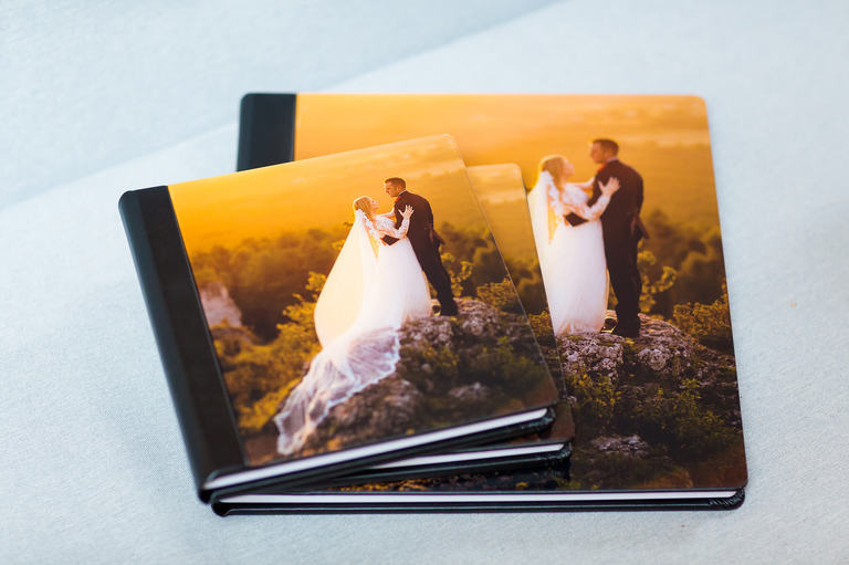 fotoksiazka; fotoalbum slubny; okladka dvd ekskluzywna; ksiazka slubna; piekna pamiatka; pudelka na plyty; pamiatka slubna; pamiatka ze slubu; fotografia Ĺ›lubna, www.magiaobrazu.com, plener Ĺ›lubny, fotograf Ĺ›lubny ĹšlÄ…sk, zdjÄ™cia Ĺ›lubne Bielsko, fotograf Ĺ›lubny KrakĂłw; sesja Ĺ›lubna bielsko, zdjÄ™cia Ĺ›lubne; Dwoch fotografow na slub