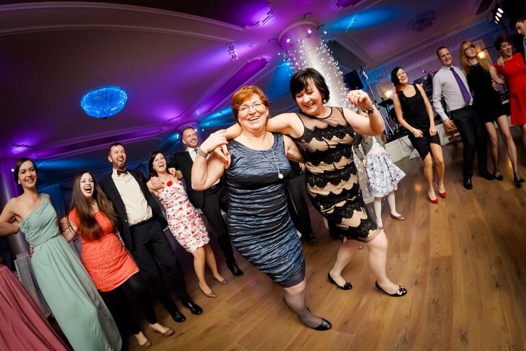 Anna i Jacek Bieniek; fotograf slubny slask; slub cywilny w hotelu na bloniach, dwoje fotografow na slub; fotografowie slubni slask; fotograf slubny bielsko; fotografia slubna, reportaz slubny, www.magiaobrazu.com, zdjecia slubne, fotoreportaz slubny; fotograf pszczyna; zdjecia slubne bielsko; hotel na bloniach bielsko; wesele w hotelu na bloniach