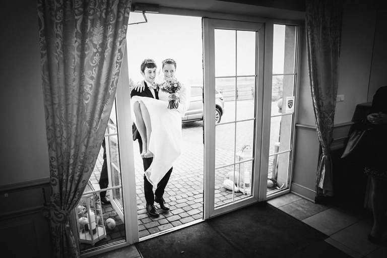 fotografia slubna, zdjecia slubne bielsko, fotograf slubny bielsko; www.magiaobrazu.com, zdjecia slubne bielsko, fotografia slubna slask, zdjecia slubne zywiec; dworek pod jemiola cwiklice; wesele w dworku pod jemiola cwiklice; fotograf pszczyna; zdjecia slubne pszczyna; kosciol w goczalkowicach, slub w kosciele w goczalkowicach, studio milion pszczyna, slub w listopadzie