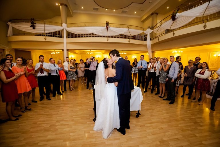 fotografia slubna, zdjecia slubne bielsko, fotograf slubny bielsko; www.magiaobrazu.com, zdjecia slubne bielsko, fotografia slubna slask, zdjecia slubne zywiec; dworek pod jemiola cwiklice; wesele w dworku pod jemiola cwiklice; fotograf pszczyna; zdjecia slubne pszczyna; kosciol w goczalkowicach, slub w kosciele w goczalkowicach, studio milion pszczyna, slub w listopadzie