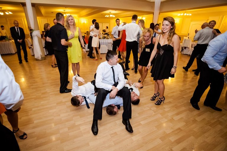 fotografia slubna, zdjecia slubne bielsko, fotograf slubny bielsko; www.magiaobrazu.com, zdjecia slubne bielsko, fotografia slubna slask, zdjecia slubne zywiec; dworek pod jemiola cwiklice; wesele w dworku pod jemiola cwiklice; fotograf pszczyna; zdjecia slubne pszczyna; kosciol w goczalkowicach, slub w kosciele w goczalkowicach, studio milion pszczyna, slub w listopadzie