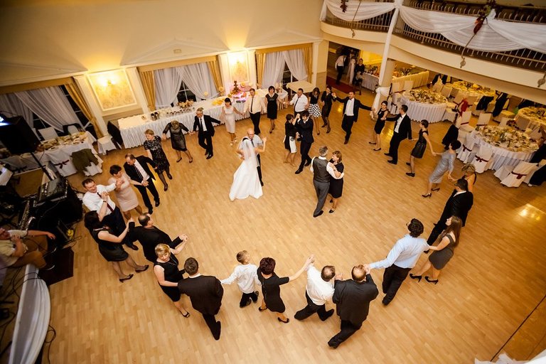 fotografia slubna, zdjecia slubne bielsko, fotograf slubny bielsko; www.magiaobrazu.com, zdjecia slubne bielsko, fotografia slubna slask, zdjecia slubne zywiec; dworek pod jemiola cwiklice; wesele w dworku pod jemiola cwiklice; fotograf pszczyna; zdjecia slubne pszczyna; kosciol w goczalkowicach, slub w kosciele w goczalkowicach, studio milion pszczyna, slub w listopadzie