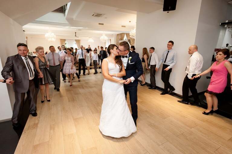 fotografia slubna slask, fotografia slubna tychy, zdjecia slubne tychy, fotograf slubny tychy, zdjecia slubne ledziny, fotografia slubna piekary, zdjecia slubne bielsko, wesele w hucie paprockiej w tychach, fotograf slubny bielsko, huta paprocka tychy paprocany, zdjecia slubne slask, Kościół w ledzinach, zdjecia slubne katowice, dwoch fotografow na slub, fotografia slubna krakow, fotograf slubny katowice