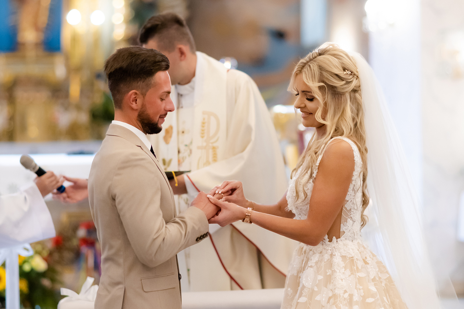 Ślub w klimatycznym kościele w Radziechowach, piękna Para Młoda podczas przysięgi małżeńskiej