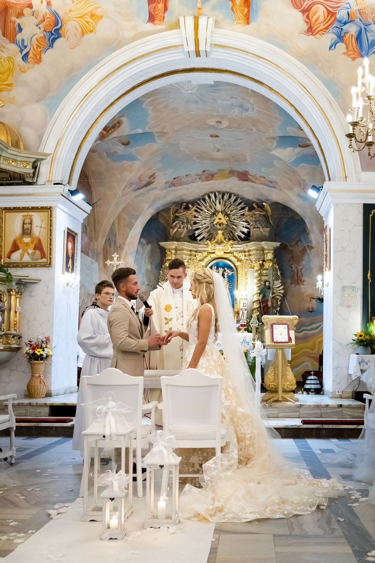 Ślub w klimatycznym kościele w Radziechowach, piękna Para Młoda podczas przysięgi małżeńskiej