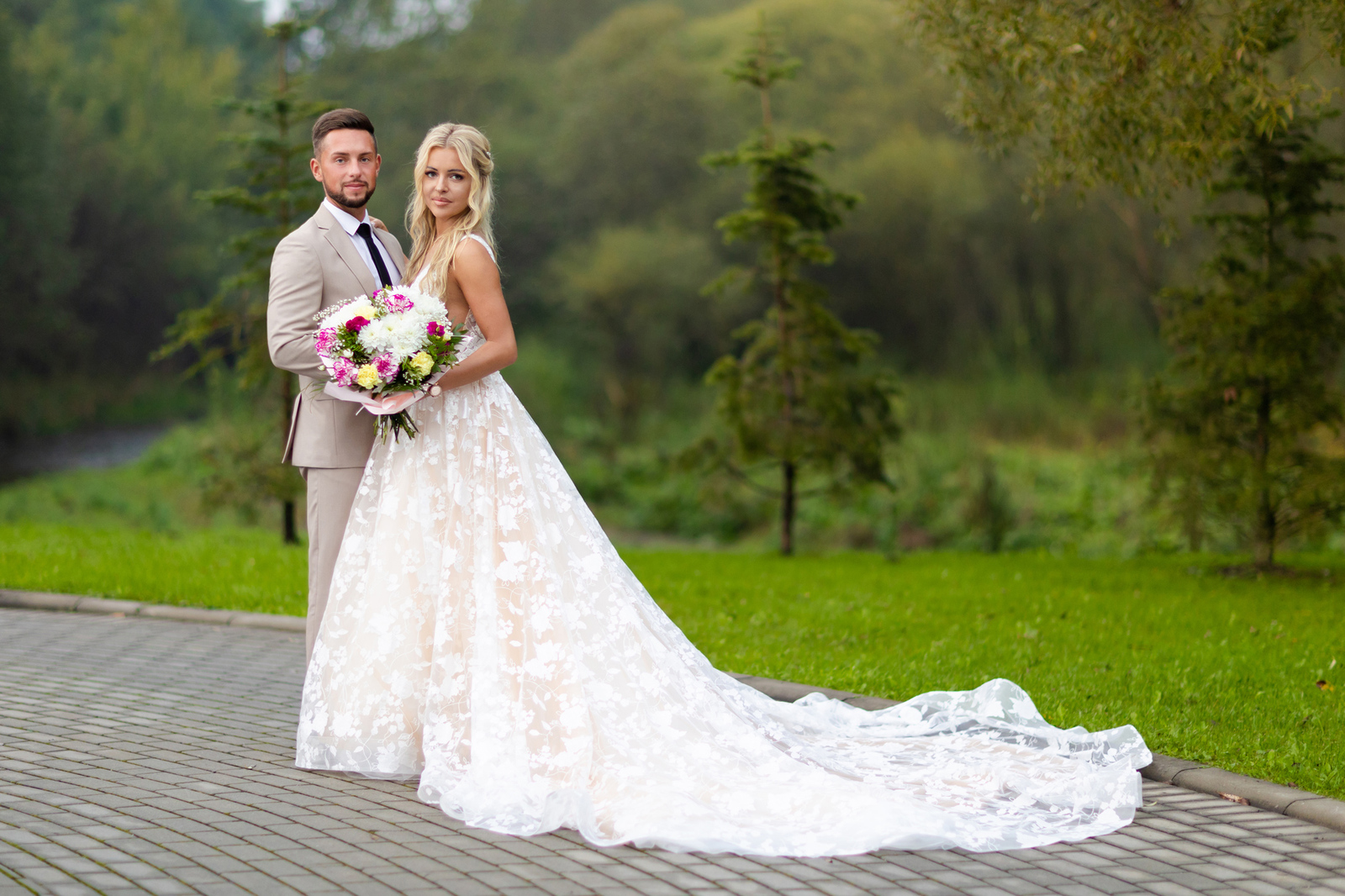 Portret pięknej Pary Młodej, niesamowita suknia ślubna z długim trenem