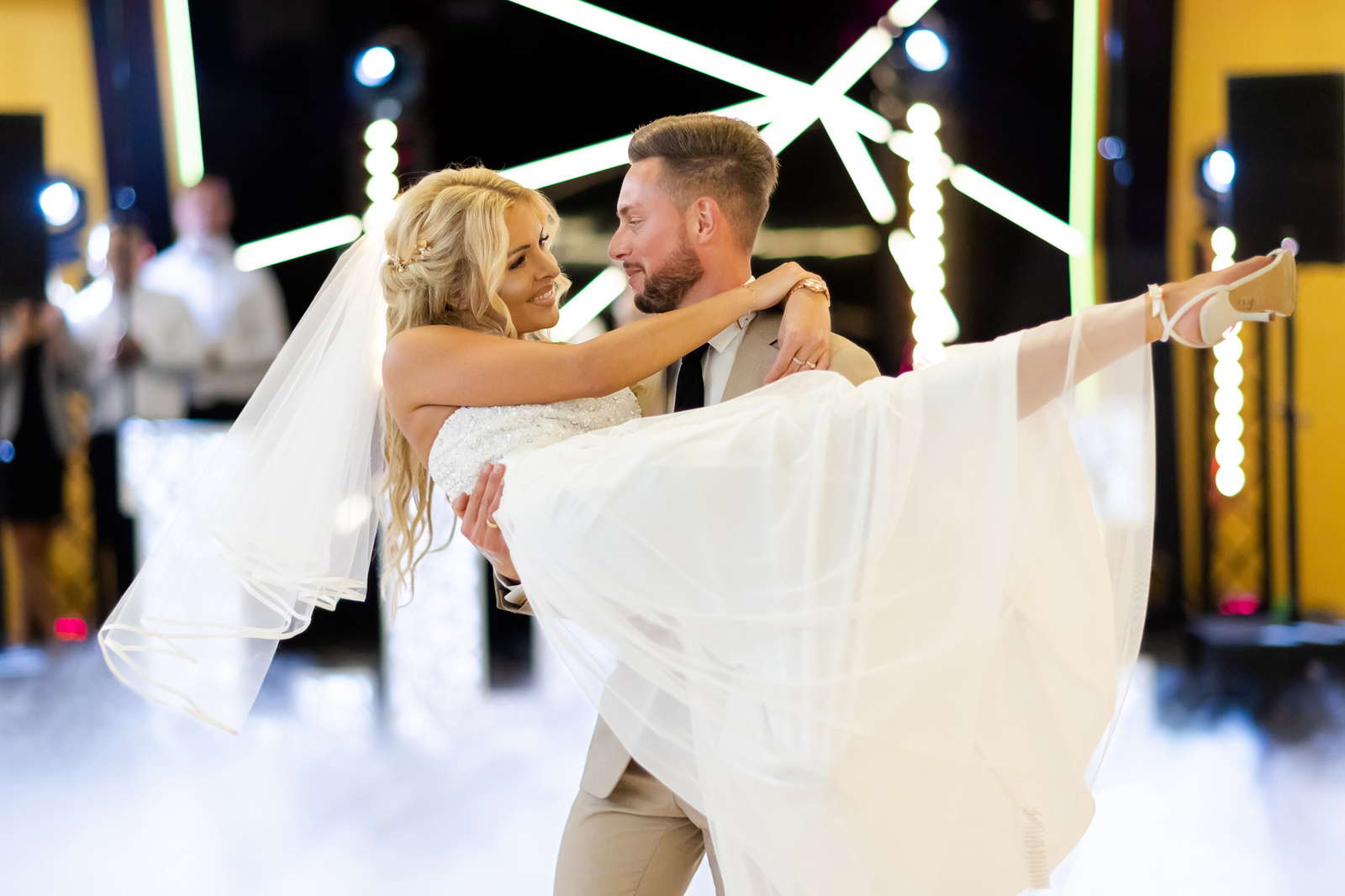 Wesele i pierwszy taniec z ciężkim dymem na sali Tequila Event w Kukowie - zdjęcia