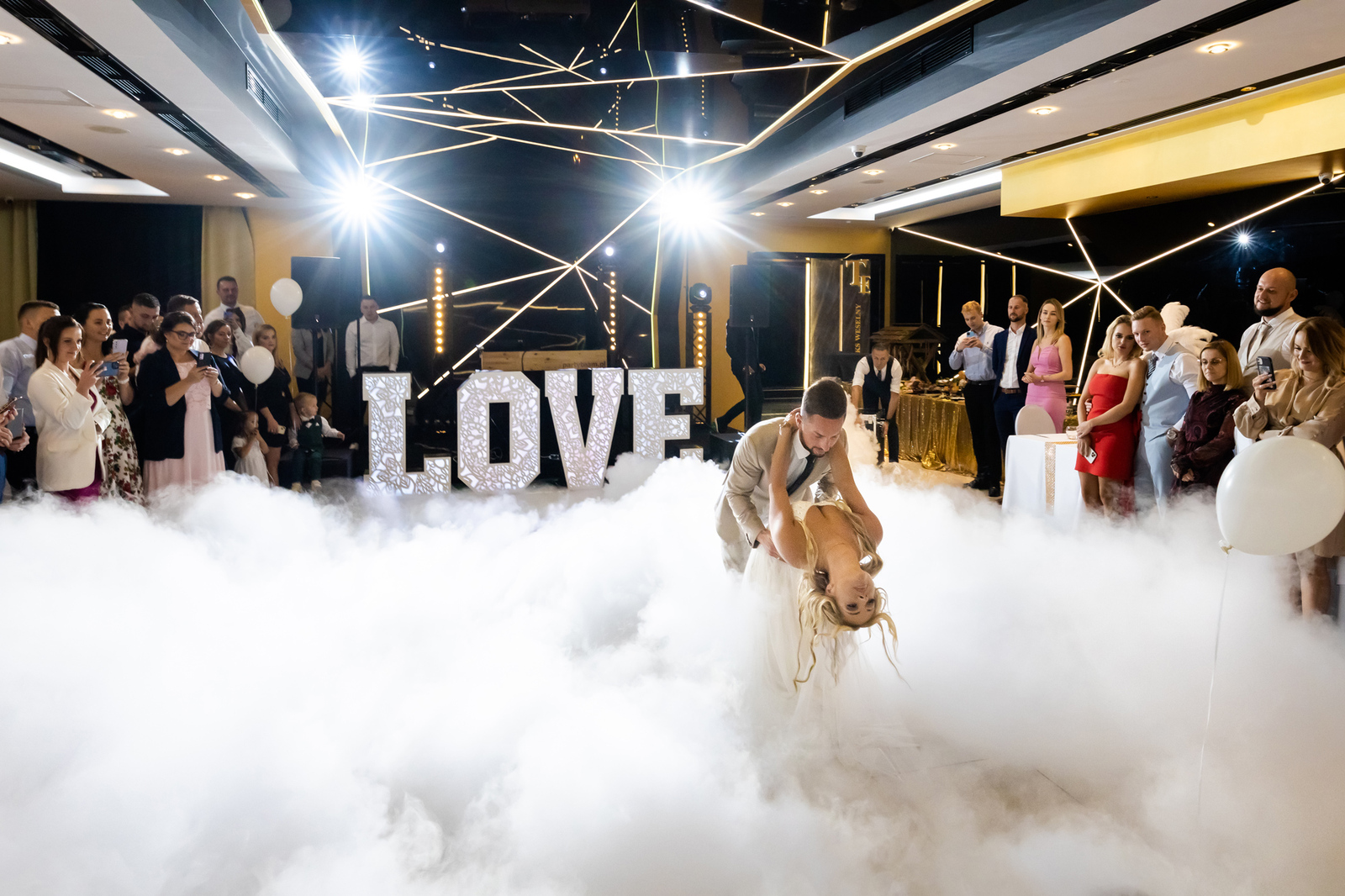 Wesele i pierwszy taniec z ciężkim dymem na sali Tequila Event w Kukowie - fotografia