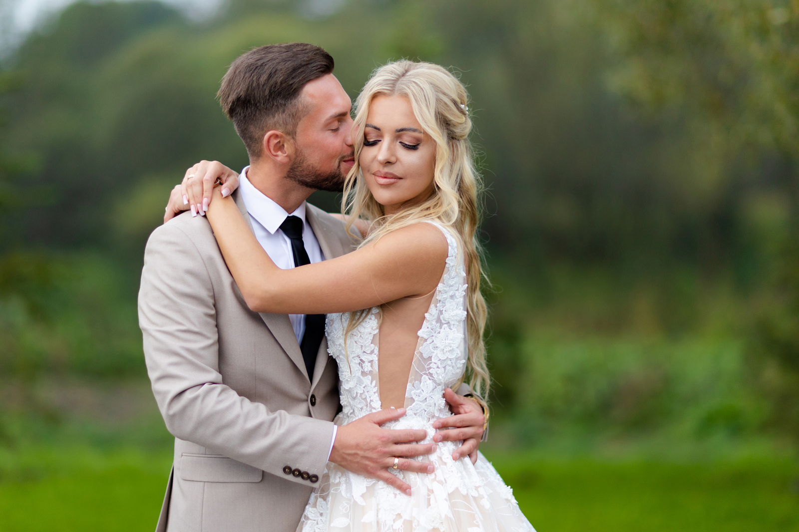 Portret pięknej Pary Młodej, niesamowita suknia ślubna z długim trenem