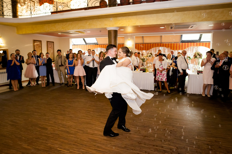 fotografia slubna, fotografia slubna krakow, zdjecia slubne krakow, fotograf slubny krakow, fotograf na wesele krakow, slub w kościele Nawiedzenia NMP w Krakowie, wesele w dworku skawinskim, wesele dworek skawinski, zdjecia slubne bielsko, fotograf slubny bielsko, www.magiaobrazu.com, zdjecia slubne bielsko, fotografia slubna slask, fotograf cieszyn, zdjecia slubne cieszyn