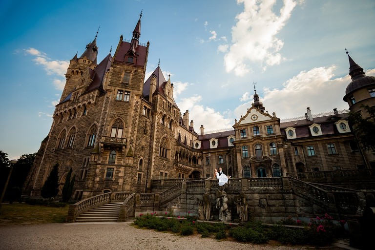 sesja slubna w Mosznej, plener slubny Moszna, sesja slubna na zamku, plener slubny w palacu, oryginalna sesja slubna, fotograf slubny slask, sesja slubna slask, zdjecia slubne opolskie, www.magiaobrazu.com, fotografia ślubna, plener ślubny na zamku, fotograf ślubny Kraków, palac w mosznej, fotografowie ślubni, fotograf małopolska, sesja plenerowa, klimatyczna sesja ślubna