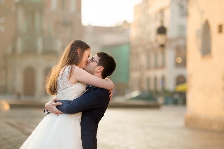 plener slubny na rynku w krakowie, sesja slubna na krakowskim rynku, sesja slubna o swicie, plener slubny o swicie, fotografia slubna krakow, zdjecia slubne krakow, fotograf slubny krakow, dwoch fotografow na slub, zdjecia slubne cieszyn, sesja slubna na wawelu, plener slubny wawel, fotografia slubna cieszyn