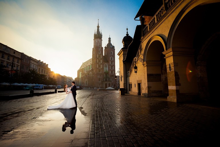 plener slubny na rynku w krakowie, sesja slubna na krakowskim rynku, sesja slubna o swicie, plener slubny o swicie, fotografia slubna krakow, zdjecia slubne krakow, fotograf slubny krakow, dwoch fotografow na slub, zdjecia slubne cieszyn, sesja slubna na wawelu, plener slubny wawel, fotografia slubna cieszyn