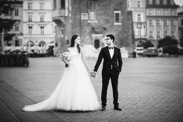 plener slubny na rynku w krakowie, sesja slubna na krakowskim rynku, sesja slubna o swicie, plener slubny o swicie, fotografia slubna krakow, zdjecia slubne krakow, fotograf slubny krakow, dwoch fotografow na slub, zdjecia slubne cieszyn, sesja slubna na wawelu, plener slubny wawel, fotografia slubna cieszyn