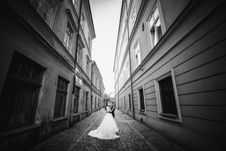 plener slubny na rynku w krakowie, sesja slubna na krakowskim rynku, sesja slubna o swicie, plener slubny o swicie, fotografia slubna krakow, zdjecia slubne krakow, fotograf slubny krakow, dwoch fotografow na slub, zdjecia slubne cieszyn, sesja slubna na wawelu, plener slubny wawel, fotografia slubna cieszyn