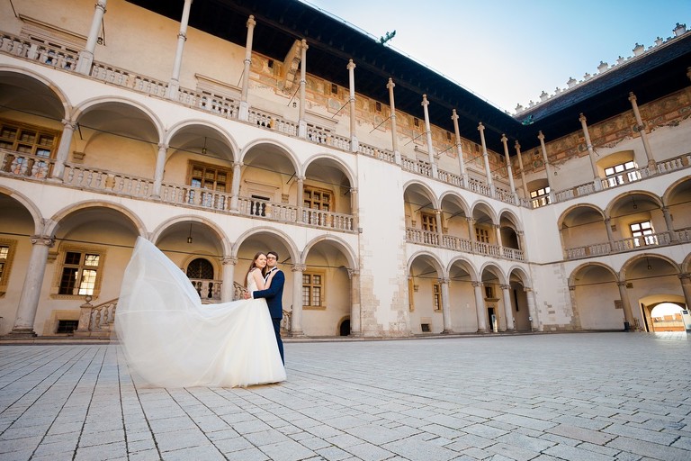 plener slubny na rynku w krakowie, sesja slubna na krakowskim rynku, sesja slubna o swicie, plener slubny o swicie, fotografia slubna krakow, zdjecia slubne krakow, fotograf slubny krakow, dwoch fotografow na slub, zdjecia slubne cieszyn, sesja slubna na wawelu, plener slubny wawel, fotografia slubna cieszyn