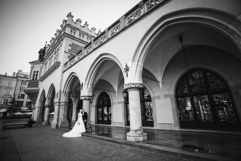 plener slubny na rynku w krakowie, sesja slubna na krakowskim rynku, sesja slubna o swicie, plener slubny o swicie, fotografia slubna krakow, zdjecia slubne krakow, fotograf slubny krakow, dwoch fotografow na slub, zdjecia slubne cieszyn, sesja slubna na wawelu, plener slubny wawel, fotografia slubna cieszyn