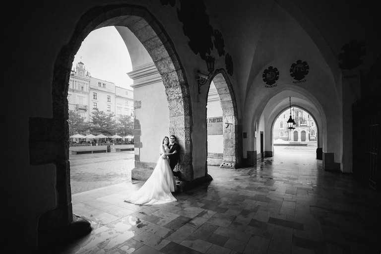 plener slubny na rynku w krakowie, sesja slubna na krakowskim rynku, sesja slubna o swicie, plener slubny o swicie, fotografia slubna krakow, zdjecia slubne krakow, fotograf slubny krakow, dwoch fotografow na slub, zdjecia slubne cieszyn, sesja slubna na wawelu, plener slubny wawel, fotografia slubna cieszyn