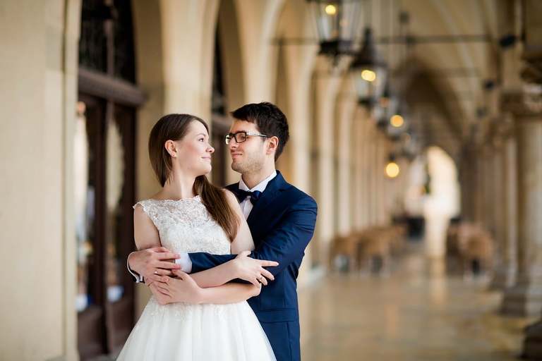 plener slubny na rynku w krakowie, sesja slubna na krakowskim rynku, sesja slubna o swicie, plener slubny o swicie, fotografia slubna krakow, zdjecia slubne krakow, fotograf slubny krakow, dwoch fotografow na slub, zdjecia slubne cieszyn, sesja slubna na wawelu, plener slubny wawel, fotografia slubna cieszyn