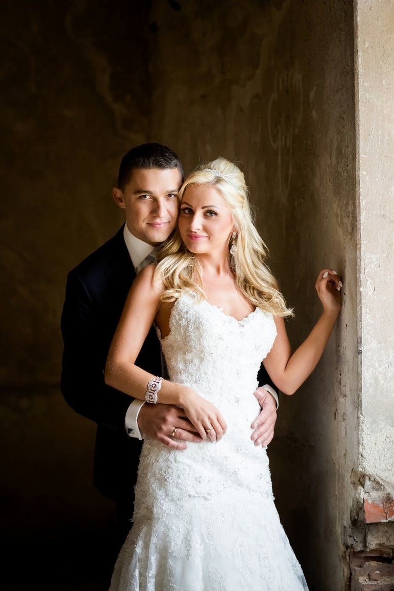 sesja slubna w palacu, plener slubny krowiarki, plener slubny w palacu w krowiarkach, sesja slubna krowiarki, klimatyczna sesja slubna w opuszczonym palacu krowiarki, plener slubny w pszczynie, sesja slubna w pszczynskim parku, www.magiaobrazu.com, fotografia slubna, romantyczna sesja slubna, fotografia ślubna, fotograf ślubny Kraków, fotografowie ślubni, fotograf slask,dwóch fotografów na ślub, Anna i Jacek Bieniek, zdjęcia ślubne śląsk,