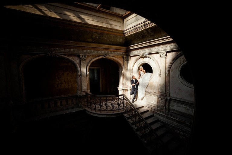 sesja slubna w palacu, plener slubny krowiarki, plener slubny w palacu w krowiarkach, sesja slubna krowiarki, klimatyczna sesja slubna w opuszczonym palacu krowiarki, plener slubny w pszczynie, sesja slubna w pszczynskim parku, www.magiaobrazu.com, fotografia slubna, romantyczna sesja slubna, fotografia ślubna, fotograf ślubny Kraków, fotografowie ślubni, fotograf slask,dwóch fotografów na ślub, Anna i Jacek Bieniek, zdjęcia ślubne śląsk,