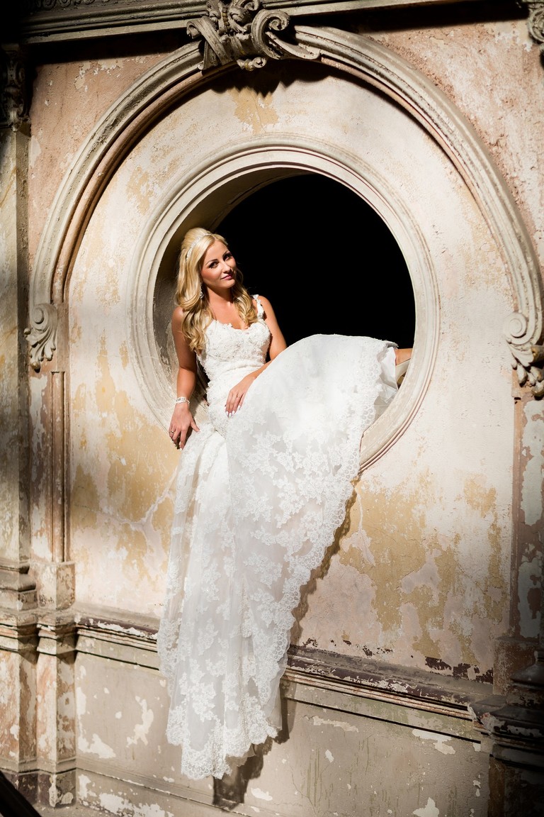 sesja slubna w palacu, plener slubny krowiarki, plener slubny w palacu w krowiarkach, sesja slubna krowiarki, klimatyczna sesja slubna w opuszczonym palacu krowiarki, plener slubny w pszczynie, sesja slubna w pszczynskim parku, www.magiaobrazu.com, fotografia slubna, romantyczna sesja slubna, fotografia ślubna, fotograf ślubny Kraków, fotografowie ślubni, fotograf slask,dwóch fotografów na ślub, Anna i Jacek Bieniek, zdjęcia ślubne śląsk,