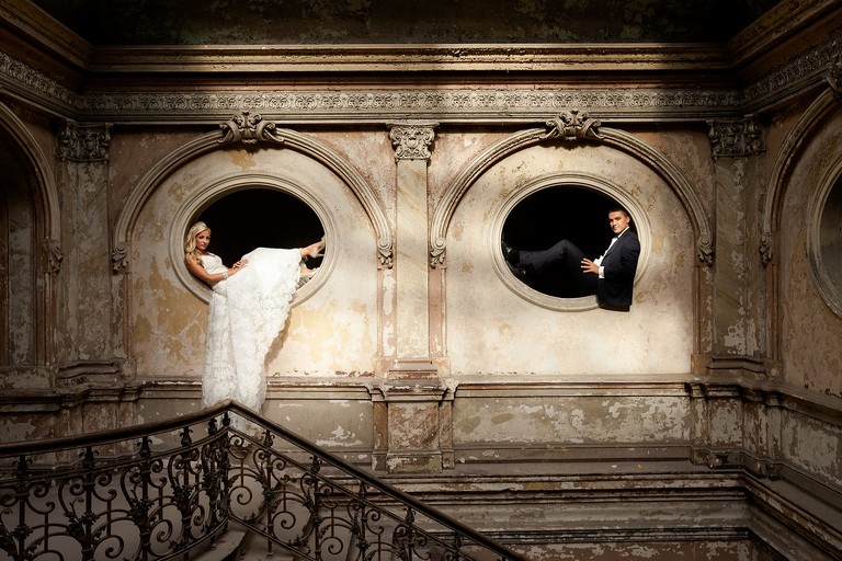 sesja slubna w palacu, plener slubny krowiarki, plener slubny w palacu w krowiarkach, sesja slubna krowiarki, klimatyczna sesja slubna w opuszczonym palacu krowiarki, plener slubny w pszczynie, sesja slubna w pszczynskim parku, www.magiaobrazu.com, fotografia slubna, romantyczna sesja slubna, fotografia ślubna, fotograf ślubny Kraków, fotografowie ślubni, fotograf slask,dwóch fotografów na ślub, Anna i Jacek Bieniek, zdjęcia ślubne śląsk,