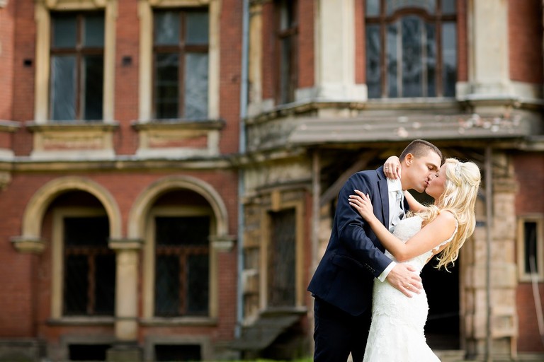 sesja slubna w palacu, plener slubny krowiarki, plener slubny w palacu w krowiarkach, sesja slubna krowiarki, klimatyczna sesja slubna w opuszczonym palacu krowiarki, plener slubny w pszczynie, sesja slubna w pszczynskim parku, www.magiaobrazu.com, fotografia slubna, romantyczna sesja slubna, fotografia ślubna, fotograf ślubny Kraków, fotografowie ślubni, fotograf slask,dwóch fotografów na ślub, Anna i Jacek Bieniek, zdjęcia ślubne śląsk,