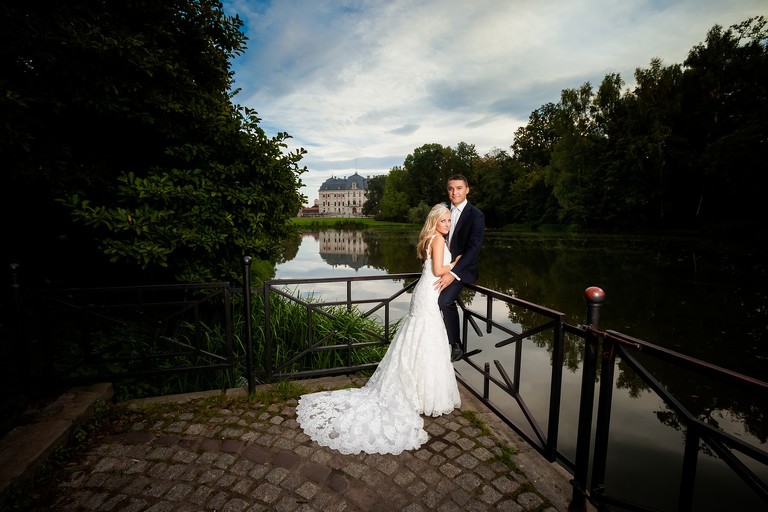 sesja slubna w palacu, plener slubny krowiarki, plener slubny w palacu w krowiarkach, sesja slubna krowiarki, klimatyczna sesja slubna w opuszczonym palacu krowiarki, plener slubny w pszczynie, sesja slubna w pszczynskim parku, www.magiaobrazu.com, fotografia slubna, romantyczna sesja slubna, fotografia ślubna, fotograf ślubny Kraków, fotografowie ślubni, fotograf slask,dwóch fotografów na ślub, Anna i Jacek Bieniek, zdjęcia ślubne śląsk,