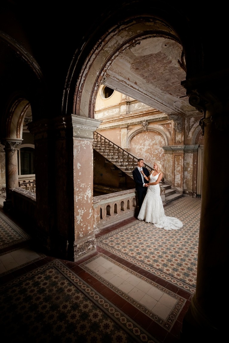 sesja slubna w palacu, plener slubny krowiarki, plener slubny w palacu w krowiarkach, sesja slubna krowiarki, klimatyczna sesja slubna w opuszczonym palacu krowiarki, plener slubny w pszczynie, sesja slubna w pszczynskim parku, www.magiaobrazu.com, fotografia slubna, romantyczna sesja slubna, fotografia ślubna, fotograf ślubny Kraków, fotografowie ślubni, fotograf slask,dwóch fotografów na ślub, Anna i Jacek Bieniek, zdjęcia ślubne śląsk,