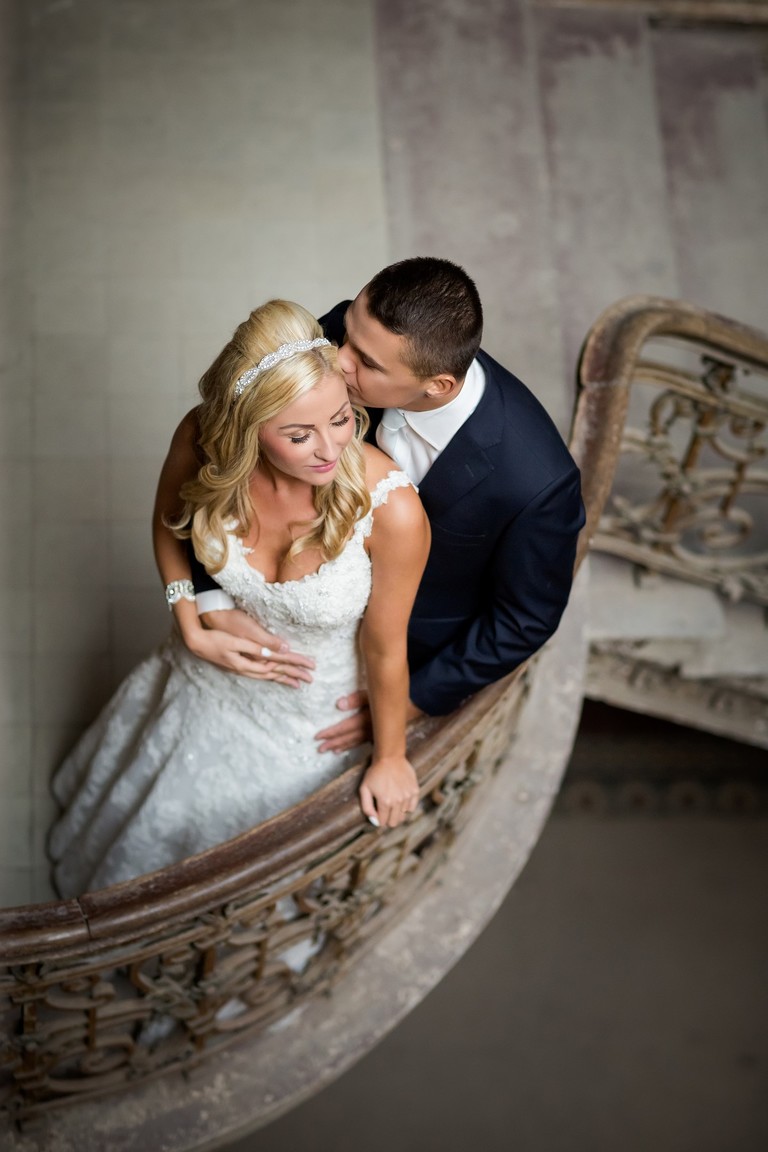 sesja slubna w palacu, plener slubny krowiarki, plener slubny w palacu w krowiarkach, sesja slubna krowiarki, klimatyczna sesja slubna w opuszczonym palacu krowiarki, plener slubny w pszczynie, sesja slubna w pszczynskim parku, www.magiaobrazu.com, fotografia slubna, romantyczna sesja slubna, fotografia ślubna, fotograf ślubny Kraków, fotografowie ślubni, fotograf slask,dwóch fotografów na ślub, Anna i Jacek Bieniek, zdjęcia ślubne śląsk,