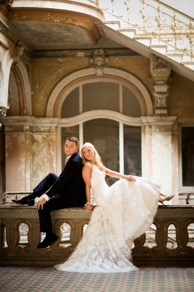 sesja slubna w palacu, plener slubny krowiarki, plener slubny w palacu w krowiarkach, sesja slubna krowiarki, klimatyczna sesja slubna w opuszczonym palacu krowiarki, plener slubny w pszczynie, sesja slubna w pszczynskim parku, www.magiaobrazu.com, fotografia slubna, romantyczna sesja slubna, fotografia ślubna, fotograf ślubny Kraków, fotografowie ślubni, fotograf slask,dwóch fotografów na ślub, Anna i Jacek Bieniek, zdjęcia ślubne śląsk,