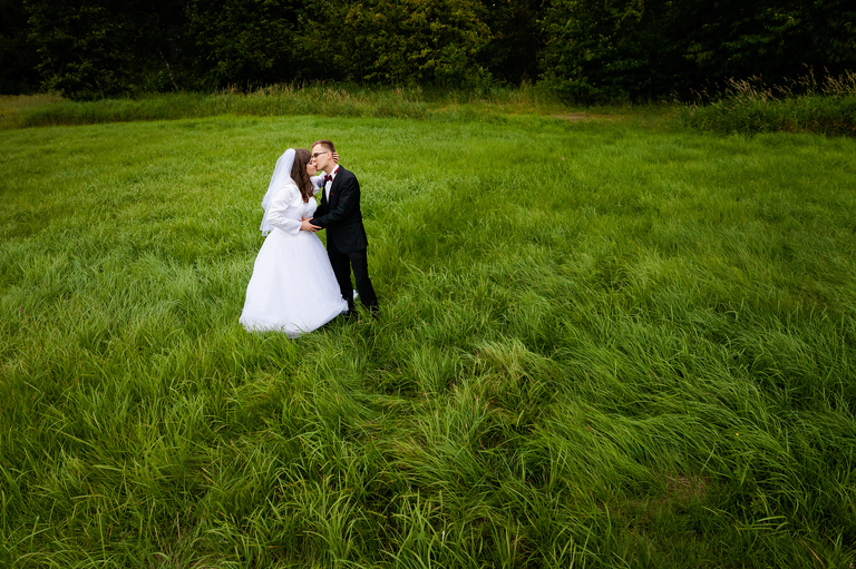 fotografia slubna slask, slub w kościele swietej Barbary w Czechowicach, sesja slubna w lesie, plener slubny w lesie, fotografia slubna katowice, zdjecia slubne katowice, fotograf slubny katowice, zdjecia slubne bielsko, fotograf slubny bielsko, zdjecia slubne slask, dwoch fotografow na slub, fotografia slubna krakow,