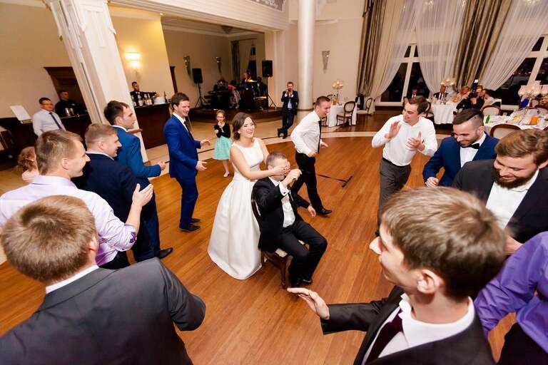 fotografia slubna slask, fotografia slubna zory, zdjecia slubne zory, fotograf slubny zory, zdjecia slubne piekary, fotografia slubna piekary, zdjecia slubne bielsko, wesele w rezydencji luxury piekary, fotograf slubny bielsko, hotel rezydencja luxury piekary, zdjecia slubne slask, Kościół Św. Ap. Filipa i Jakuba, wesele w hotelu w piekarach, zdjecia slubne katowice, dwoch fotografow na slub, fotografia slubna krakow, fotograf slubny katowice