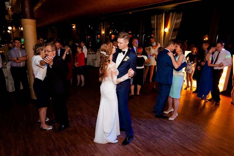 fotografia slubna slask, fotografia slubna katowice, zdjecia slubne katowice, fotograf slubny katowice, zdjecia slubne sosnowiec, fotografia slubna chorzow, zdjecia slubne bielsko, wesele shuma dabrowa gornicza, fotograf slubny bielsko, zdjecia slubne slask, wesele w shumie w dabrowie gorniczej, slub w kosciele podwyzszenia krzyza w sosnowcu, perfect moments, dwoch fotografow na slub, fotografia slubna krakow,